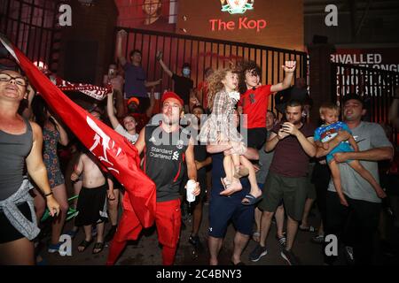 Les fans de Liverpool célèbrent à l'extérieur d'Anfield, Liverpool. Banque D'Images