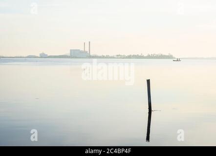 Lagon paisible au coucher du soleil avec usine de sel sur le fond au Brésil Banque D'Images