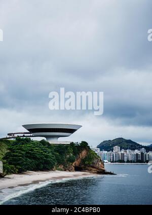 Musée d'art contemporain Niteroi conçu par Oscar Niemeyer, Niteroi, Rio de Janeiro, Brésil Banque D'Images