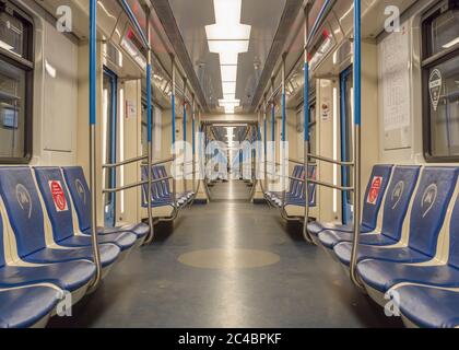 Moscou, Russie 6 juin 2020 : vue intérieure du métro. Intérieur d'un train de métro pour passagers, fauteuils, perspective. Voiture de métro vide. Banque D'Images