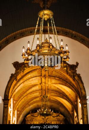 Chandelier antique dans la célèbre église de notre Seigneur de Bonfm, Salvador, Brésil, Amérique du Sud Banque D'Images