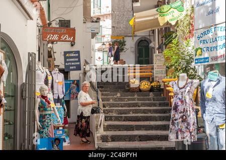 Scène urbaine d'Amalfi. Amalfi et la côte pittoresque d'Amalfi est une destination touristique majeure en Italie. Banque D'Images