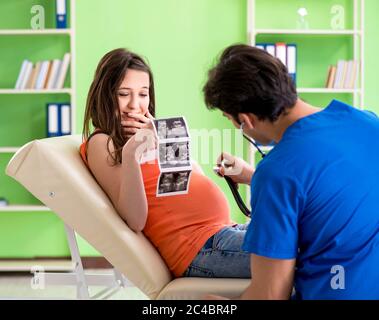 La femme enceinte se rendant sur homme gynecologyst à la clinique Banque D'Images