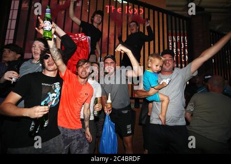 Les fans de Liverpool célèbrent à l'extérieur d'Anfield, Liverpool. Banque D'Images