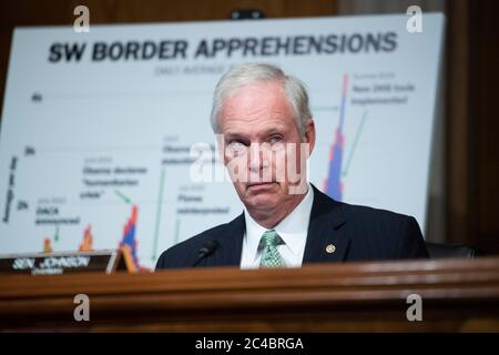 Le sénateur américain Ron Johnson (républicain du Wisconsin), président du Comité sénatorial américain sur la sécurité intérieure et les affaires gouvernementales, dirige l'audition du Comité sénatorial américain sur la sécurité intérieure et les affaires gouvernementales intitulée « CBP Oversight: Thing the evolving Challenges Coming the Agency », dans le bâtiment du Sénat de Dirksen, le jeudi 25 juin 2020.Credit: Tom Williams/Pool via CNP/MediaPunch Banque D'Images