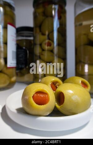 Olives cocktail farcies Pimento, Etats-Unis Banque D'Images