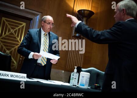 Mark A. Morgan, commissaire intérimaire des douanes et de la protection des frontières des États-Unis, s'entretient avec le sénateur américain Ron Johnson (républicain du Wisconsin), président du Comité sénatorial américain sur la sécurité intérieure et les affaires gouvernementales, avant l'audience intitulée « CBP Oversight: Examen des défis en évolution de l'Agence », dans l'édifice Dirksen du bureau du Sénat, le jeudi 25 juin 2020. Crédit: Tom Williams/Pool via CNP /MediaPunch Banque D'Images