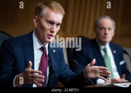 Le sénateur américain James Lankford (républicain de l'Oklahoma) pose une question à Mark A. Morgan, commissaire par intérim des douanes et de la protection des frontières des États-Unis, lors de l'audience du Comité de la sécurité intérieure et des affaires gouvernementales du Sénat américain intitulée « CBP Oversight: Examen des défis en évolution de l'Agence », dans l'édifice Dirksen du bureau du Sénat, le jeudi 25 juin 2020. Le sénateur américain Tom Carper (démocrate du Delaware), figure à droite. Crédit: Tom Williams/Pool via CNP /MediaPunch Banque D'Images