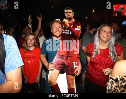 Les fans de Liverpool célèbrent à l'extérieur d'Anfield, Liverpool. Banque D'Images