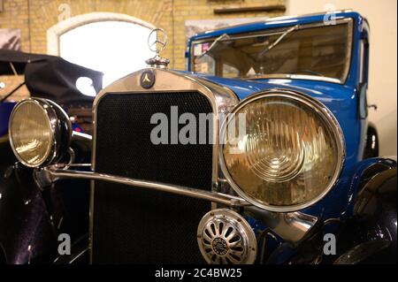 L'avant d'un véhicule Mercedes-Benz d'époque. Musée des transports de Bratislava. Bratislava, Slovaquie. 2020/6/12. Banque D'Images