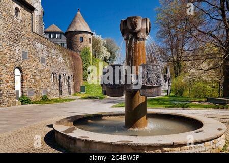 Mur de ville et fontaine historique d'Olpe, Allemagne, Rhénanie-du-Nord-Westphalie, pays aigre, Olpe Banque D'Images