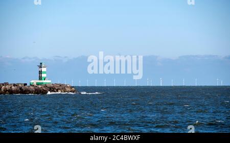 Moulins à vent en mer du Nord près de Zuidpier, pays-Bas, Ijmuiden Banque D'Images