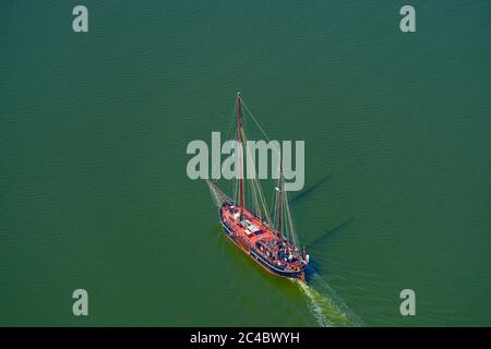 Bateau à voile sur la rivière Schlei, vue aérienne, Allemagne, Schleswig-Holstein Banque D'Images