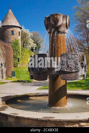 Mur de ville et fontaine historique d'Olpe, Allemagne, Rhénanie-du-Nord-Westphalie, pays aigre, Olpe Banque D'Images