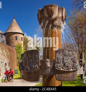 Mur de ville et fontaine historique d'Olpe, Allemagne, Rhénanie-du-Nord-Westphalie, pays aigre, Olpe Banque D'Images