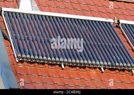 chauffage de l'eau du robinet sur le toit par l'énergie solaire, Allemagne Banque D'Images