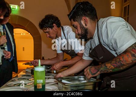 Rodolfo Guzman, chef étoilé au Michelin (à gauche) au Rheingau Gourmet Festival à Hattenheim, Eltville am Rhein, Allemagne Banque D'Images