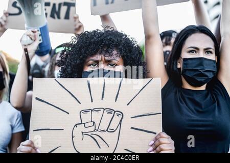 Les vies noires comptent un mouvement international militant protestant contre le racisme et luttant pour la justice Banque D'Images