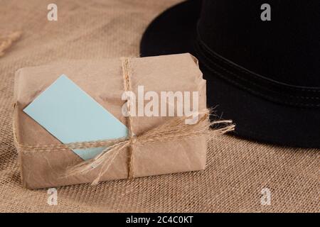 Boîte cadeau sur la table.chapeau à proximité.concept de félicitations pour la fête des pères Banque D'Images