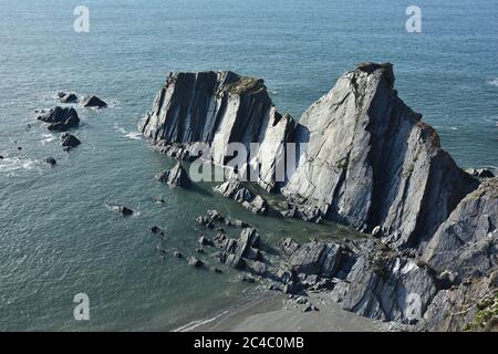 Falaises d'ardoise, phare de Bull point, Mortehoe, Royaume-Uni Banque D'Images