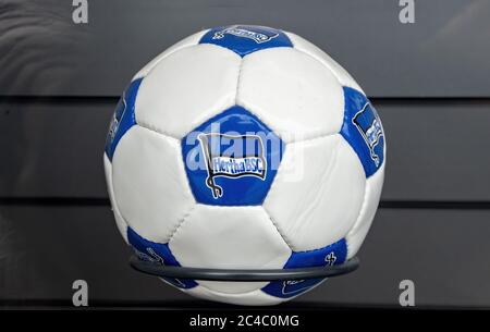 Berlin, Allemagne, 06/11/2020: Soccerball de Hertha BSC dans une vitrine de magasin. Hertha, est un club de football professionnel allemand basé dans le Charlottenburg loc Banque D'Images