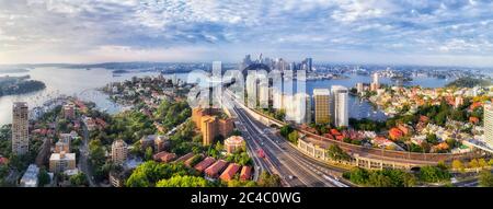 Panorama aérien à Sydney sur la rive nord face aux principaux sites du quartier des affaires à haute voix dans le port de Sydney. Banque D'Images