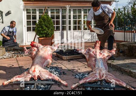 Rodolfo Guzman, chef étoilé au Michelin, prépare un agneau grillé dans le style ao Patagonia lors du festival gastronomique Rheingau à Hattenheim, Eltville am Rhein, Allemagne Banque D'Images