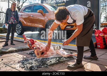 Rodolfo Guzman, chef étoilé au Michelin, prépare un agneau grillé dans le style ao Patagonia lors du festival gastronomique Rheingau à Hattenheim, Eltville am Rhein, Allemagne Banque D'Images