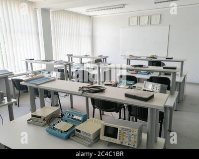 Kaunas, Lituanie - 5 juin 2020 : intérieur de la salle de classe de l'université avec équipement de mesure électronique pour les ateliers à l'université de Kaunas de Techno Banque D'Images