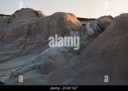 Coucher de soleil sur la plage de Sarakiniko à Milos, Grèce Banque D'Images