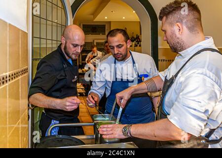 Nick Bril, chef étoilé au guide Michelin, à l'occasion du festival gastronomique Rheingau à Hattenheim, Eltville am Rhein, Allemagne Banque D'Images