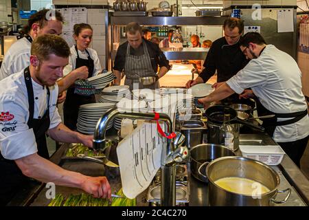 Klaus Erfort, chef allemand étoilé au Michelin, travaille en collaboration avec la brigade de cuisine au Rheingau Gourmet Festival à Hattenheim, Eltville am Rhein, Allemagne Banque D'Images