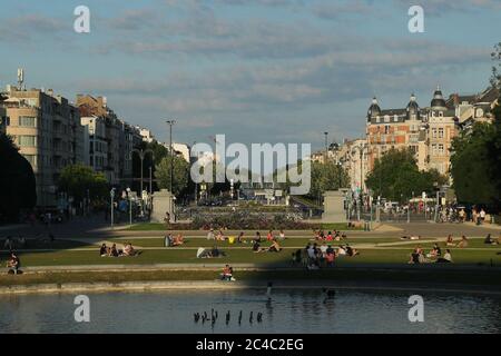 Bruxelles, Belgique. 25 juin 2020. Les gens s'apprécient au Parc du Cinquantenaire à Bruxelles, Belgique, le 25 juin 2020. Le Premier ministre belge Sophie Wilmes a annoncé mercredi les mesures de la phase 4 de la déconditionnement qui débuteront le 1er juillet. Credit: Zheng Huansong/Xinhua/Alay Live News Banque D'Images