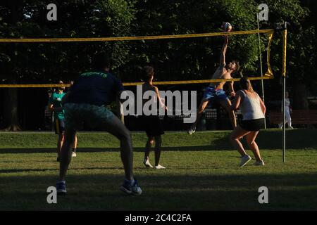 Bruxelles, Belgique. 25 juin 2020. Des personnes jouent au volley-ball au Parc du Cinquantenaire à Bruxelles, Belgique, le 25 juin 2020. Le Premier ministre belge Sophie Wilmes a annoncé mercredi les mesures de la phase 4 de la déconditionnement qui débuteront le 1er juillet. Credit: Zheng Huansong/Xinhua/Alay Live News Banque D'Images