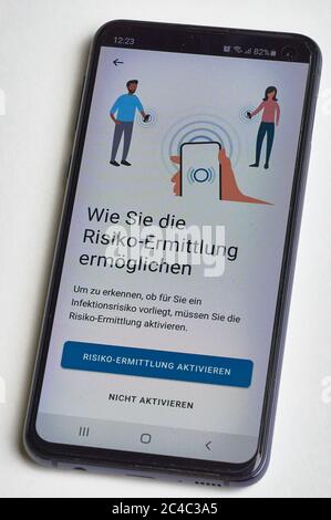 Évaluation des risques avec l'application Corona WARN. Application pour smartphone pour lutter contre la pandémie de corona en Allemagne. Banque D'Images