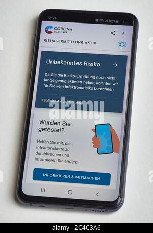 Risque inconnu avec l'application Corona WARN. Application pour smartphone pour lutter contre la pandémie de corona en Allemagne. Banque D'Images