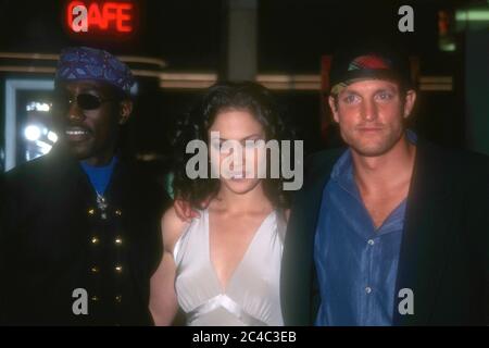 Century City, Californie, États-Unis 12 novembre 1995 l'acteur Wesley Snipes, l'actrice/chanteuse Jennifer Lopez et l'acteur Woody Harrelson assistent à la première de Columbia Pictures 'Merey train' le 12 novembre 1995 au Cinemas Cineplex Odeon Century Plaza à Century City, Californie, États-Unis. Photo par Barry King/Alay stock photo Banque D'Images