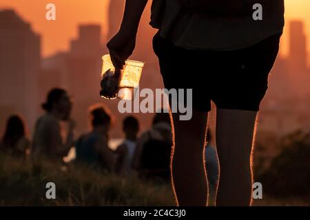 Londres, Royaume-Uni. 25 juin 2020. Météo au Royaume-Uni : coucher de soleil spectaculaire à la vague de chaleur depuis le sommet de Greenwich Park, où les températures de la ville ont dépassé 30 °C. Crédit : Guy Corbishley/Alamy Live News Banque D'Images