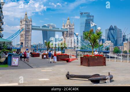 LONDRES, Royaume-Uni - JUILLET 25,2019 : été à Londres avec vue sur le Tower Bridge et la ville Banque D'Images