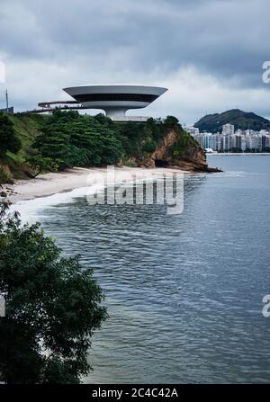 Musée d'art contemporain Niteroi conçu par Oscar Niemeyer, Niteroi, Rio de Janeiro, Brésil Banque D'Images