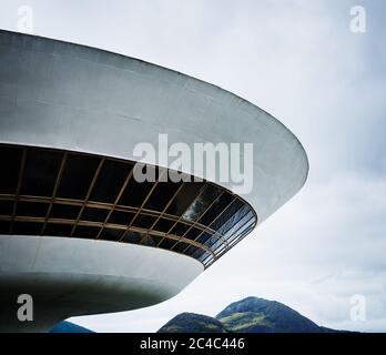 Musée d'art contemporain Niteroi conçu par Oscar Niemeyer, Niteroi, Rio de Janeiro, Brésil Banque D'Images