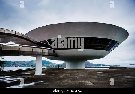 Musée d'art contemporain Niteroi conçu par Oscar Niemeyer, Niteroi, Rio de Janeiro, Brésil Banque D'Images