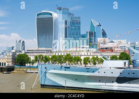 La ville de Londres et le navire de guerre HMS Belfast sur la Tamise Banque D'Images