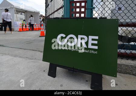 New York, États-Unis. 25 juin 2020. Entrée au SITE D'essai DE BASE de Covid-19, un site d'essai permanent dans le quartier Queens de New York, NY, le 25 juin 2020. CORE (Community Organisation relief effort) est une organisation à but non lucratif fondée par l'acteur Sean Penn, qui a initialement créé l'organisation en réponse au tremblement de terre de janvier 2010 en Haïti. (Anthony Behar/Sipa USA) crédit: SIPA USA/Alay Live News Banque D'Images