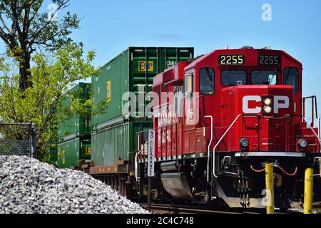 Franklin Park, Illinois, États-Unis. Une locomotive du chemin de fer canadien Pacifique effectuant un mouvement de commutation avec une chaîne de wagons intermodaux ou à étages. Banque D'Images