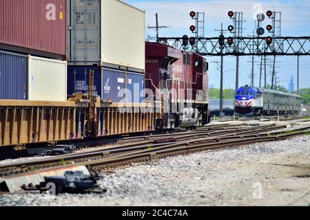 Franklin Park, Illinois, États-Unis. Une locomotive du Pacifique canadien effectuant un mouvement de commutation est rencontrée par un train de banlieue. Banque D'Images