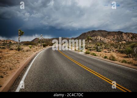 Route vers le parc national de Joshua Tree Banque D'Images