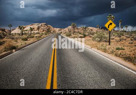 Route vers le parc national de Joshua Tree Banque D'Images