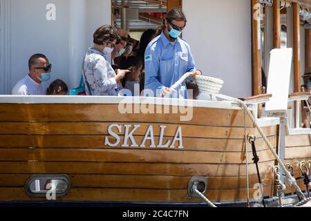 (200626) -- DUBROVNIK, 26 juin 2020 (Xinhua) -- les touristes portant un masque facial sont vus sur un bateau à Dubrovnik, Croatie, le 25 juin 2020. (Grgo Jelavic/Pixsell/document via Xinhua) Banque D'Images