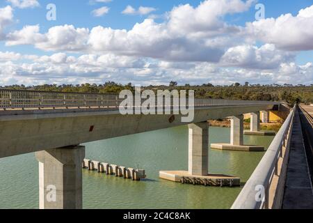 Le pont historique de Blanchetown, construit au-dessus de la magnifique rivière Murray, à Blanchetown, dans le riverland South Australia, le 20 juin 2020 Banque D'Images